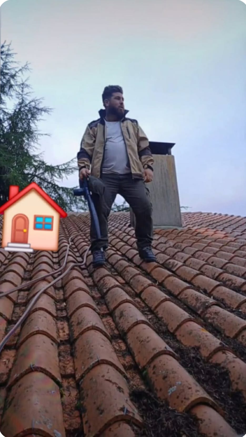 Maille Andy, artisan couvreur, au travail sur un toit en tuiles en Charente
