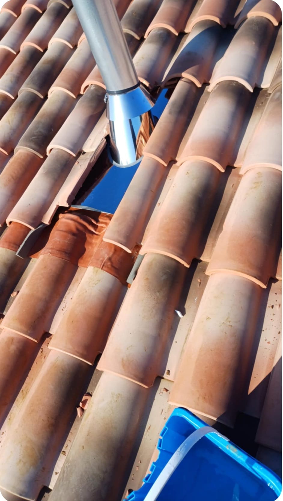 Pose d'un collet de ventilation sur tuiles canal — zinguerie en Charente