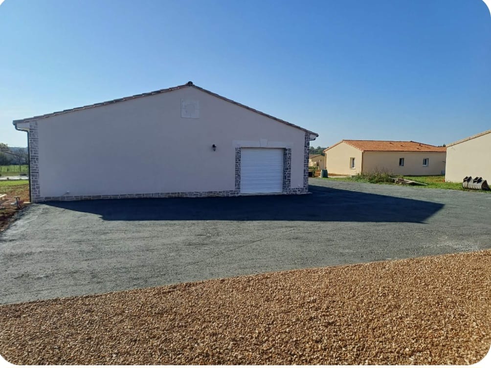Bâtiment terminé après charpente et couverture