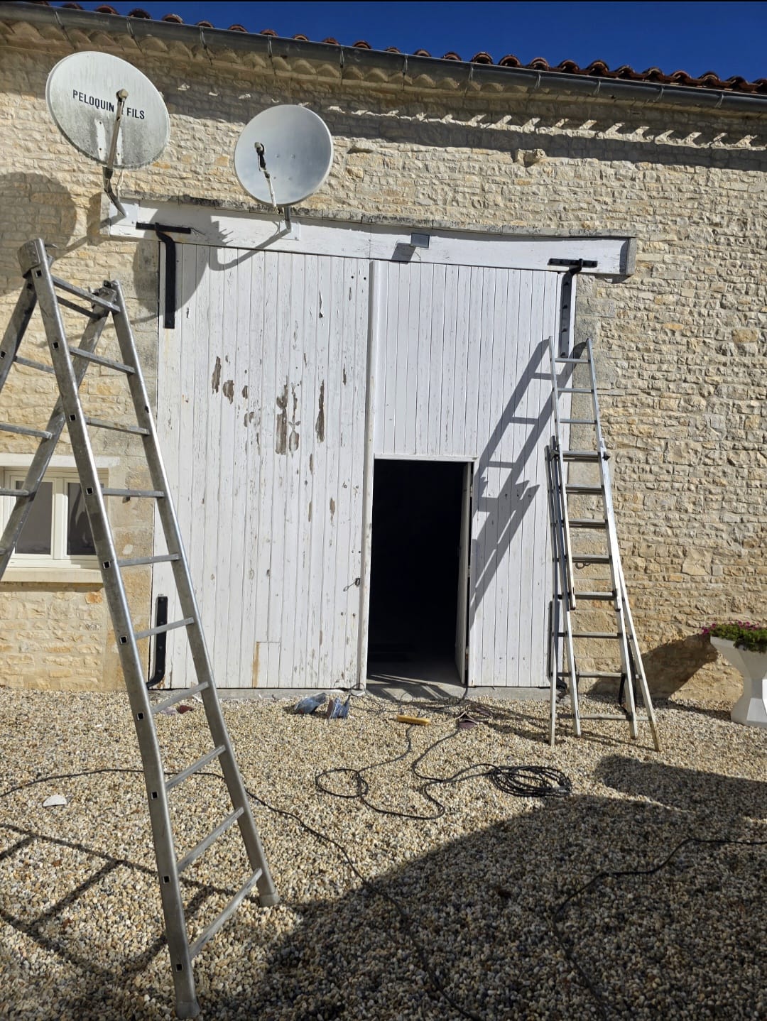 Façade en pierre avant ravalement