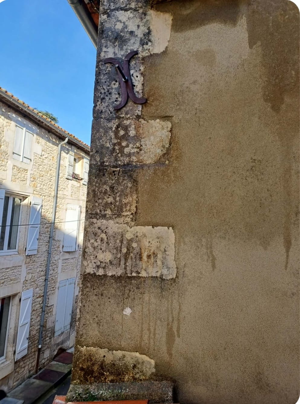 Travail de rénovation de façade en pierre